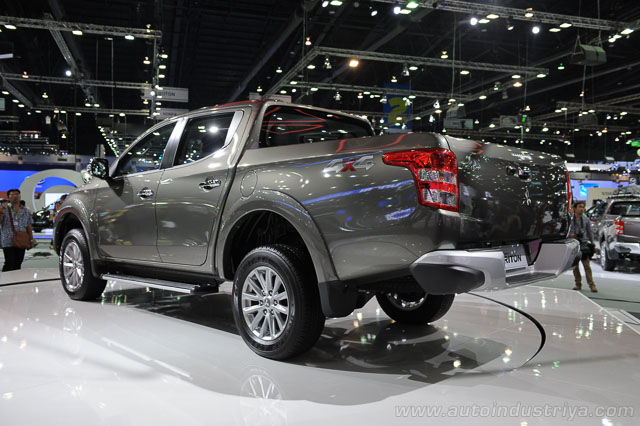 Mitsubishi Strada rear-quarter view