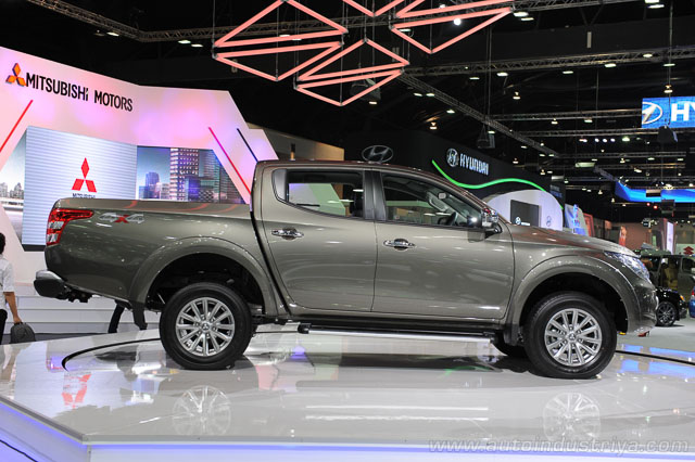 Mitsubishi Strada side view