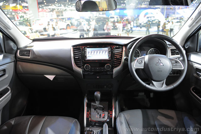 Mitsubishi Strada interior