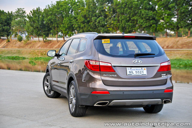 2014 Hyundai Grand SantaFe rear shot