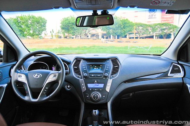 2014 Hyundai Grand SantaFe dashboard shot