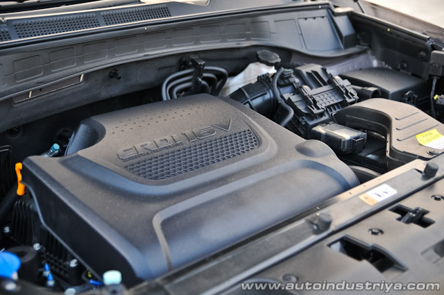 2014 Hyundai Grand SantaFe engine shot