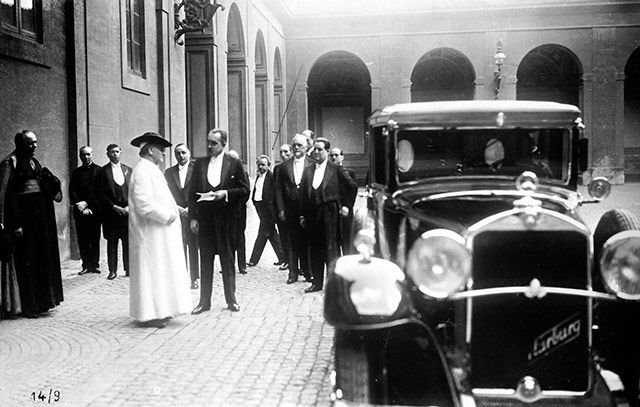 Pope Pius XI receieved a Mercedes-Benz N&uuml;rburg 460 as a gift from Daimler Benz AG