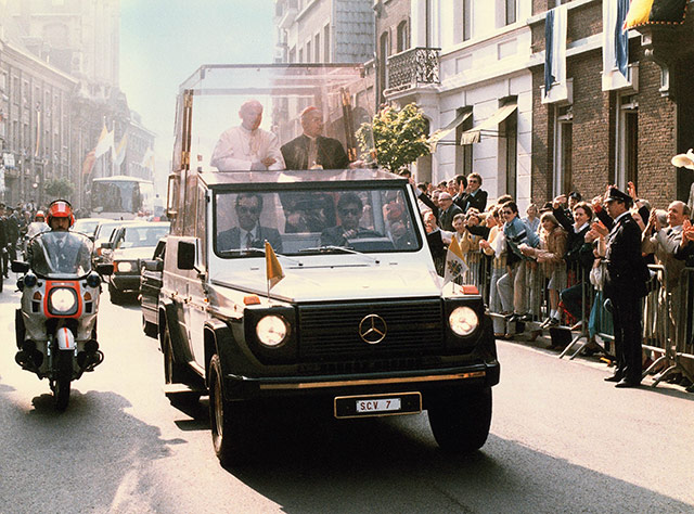 Mercedes-Benz G230 popemobile