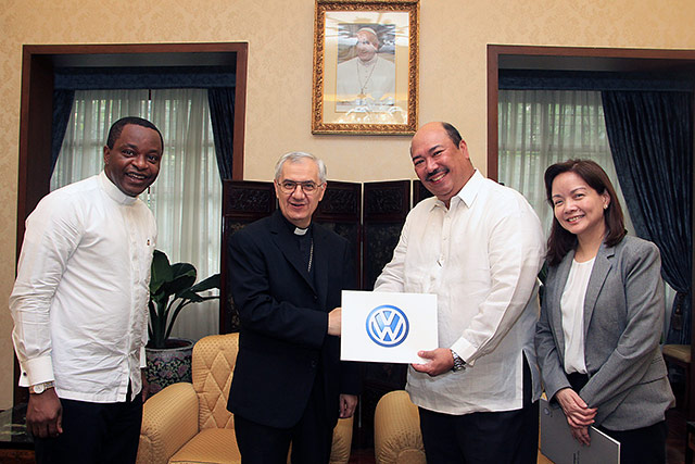 rchbishop Giuseppe Pinto, Apostolic Nuncio to the Philippines (second from left) receives the documentations on the Volkswagen Touran donation from Volkswagen Philippines&rsquo; President and Chief Executive Officer John Philip Orbeta (second from right)