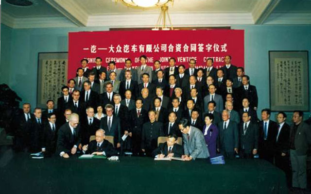 Joint Venture contract signing between Volkswagen and FAW at the Great Hall of the People last November 20, 1990