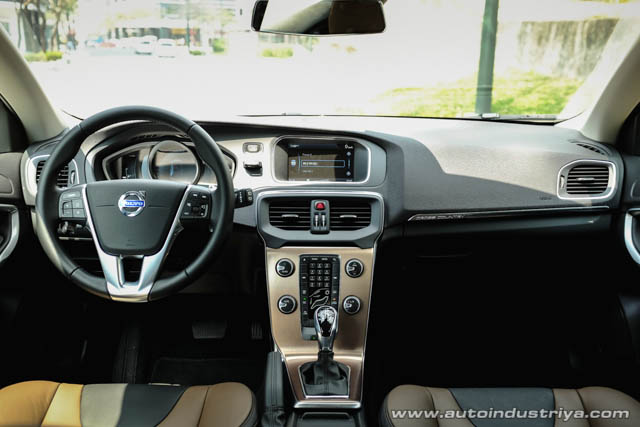 2014 Volvo Cross Country dashboard shot