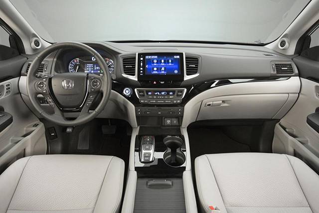 The dashboard of the 2016 Honda Pilot