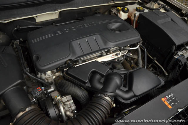 2015 Chevrolet Malibu LTZ engine shot