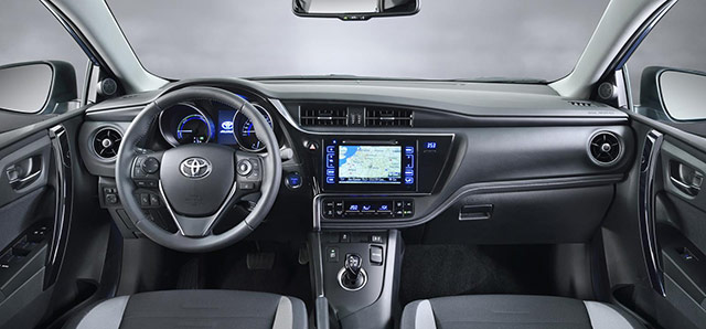 Interior of the 2015 Toyota Auris