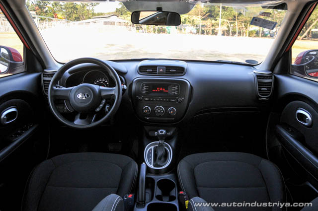 2015 Kia Soul 1.6 LX dashboard shot