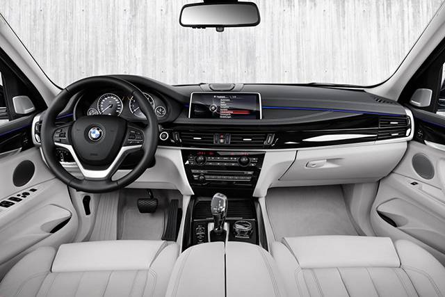 The interior of the BMW X5 xDrive40e