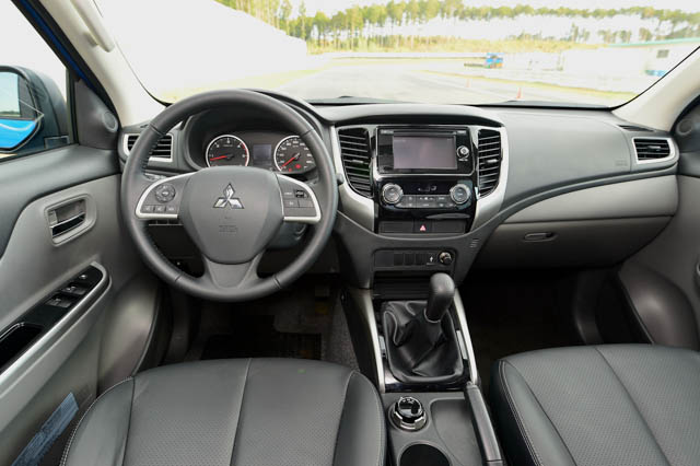 2015 Mitsubishi Strada interior
