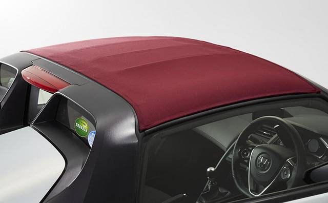 The Bordeaux red soft top of the Honda S660