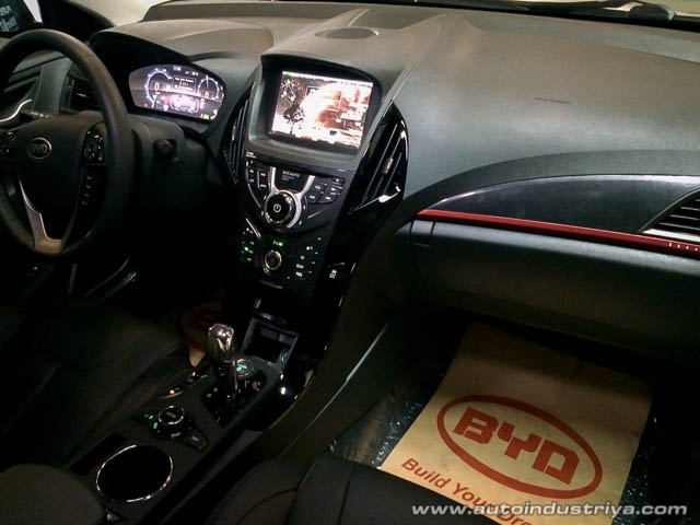 2015 BYD Qin dashboard shot