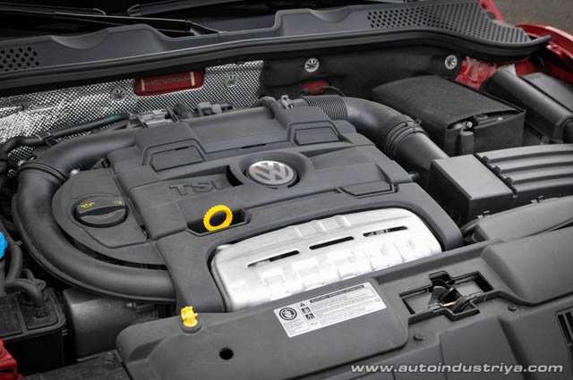 2015 Volkswagen Beetle engine shot