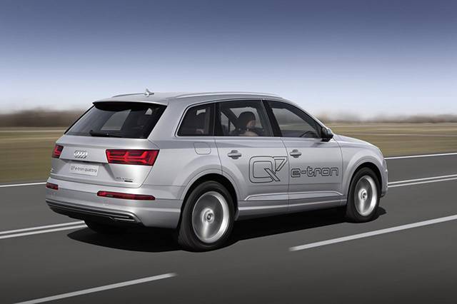 The rear and side of the 2015 Audi Q7 e-tron gasoline