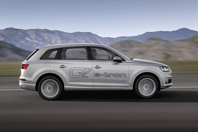 The side profile of the 2015 Audi Q7 e-tron gasoline