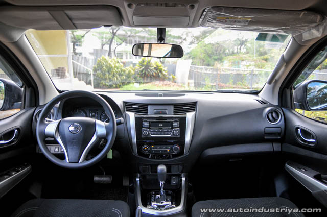 2015 Nissan NP300 Navara Calibre dashboard shot