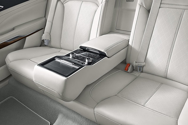 The interior of the 2015 Ford Taurus