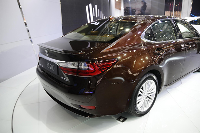 The rear and side of the 2016 Lexus ES