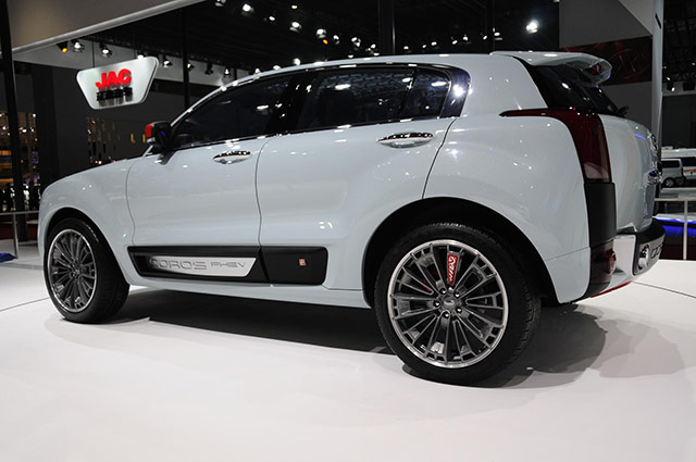 The Qoros 2 SUV PHEV concept debuts at the 2015 Auto Shanghai