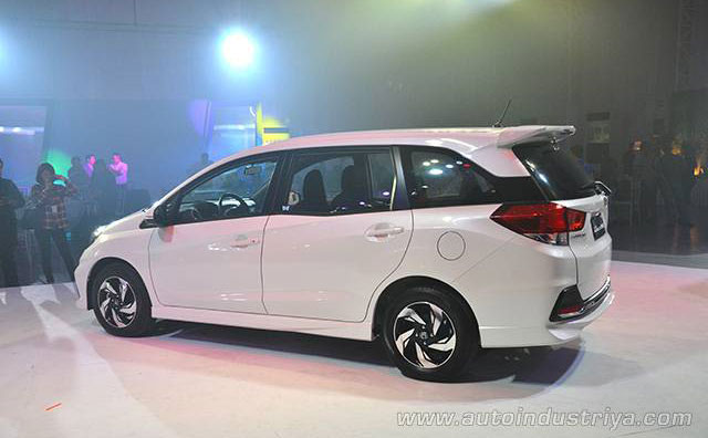 The side and rear of the Honda Mobilio