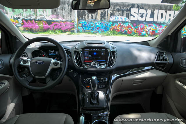 2015 Ford Escape Titanum Ecoboost 4WD dashboard shot