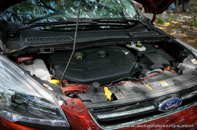 2015 Ford Escape Titanum Ecoboost 4WD engine shot