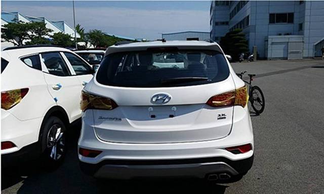 The rear of the updated 2015 Hyundai Santa Fe