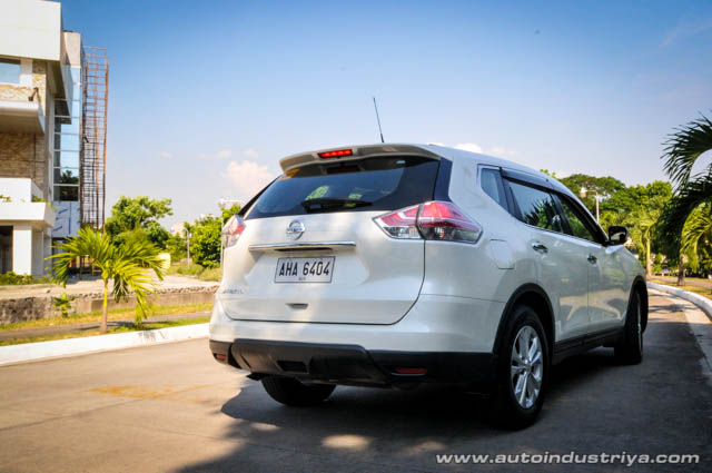 2015 Nissan Xtrail white rear shot