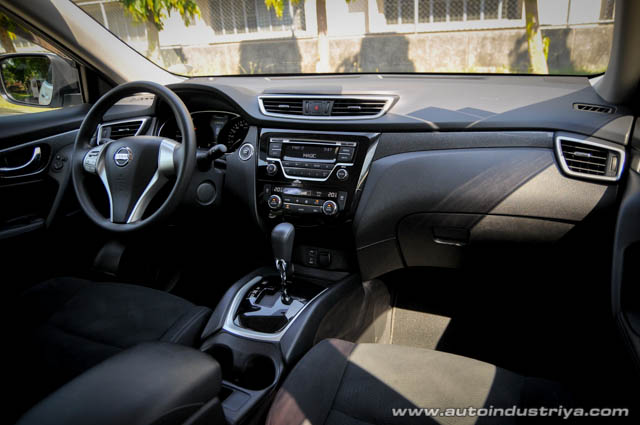 2015 Nissan Xtrail white dashboard shot