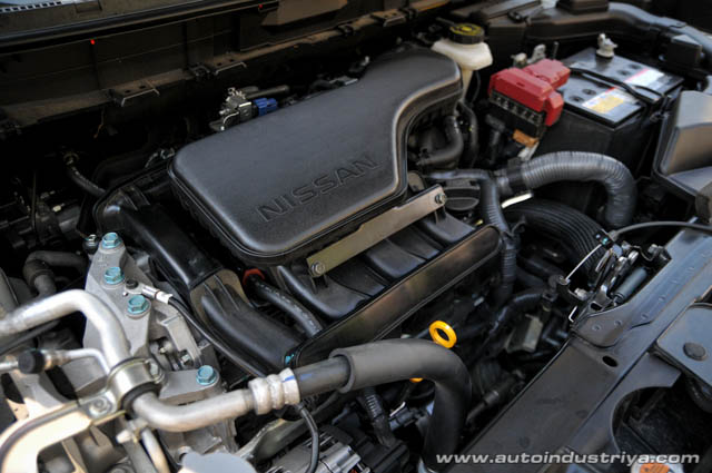2015 Nissan Xtrail white engine shot