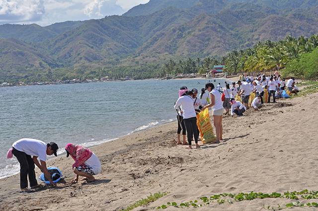 Employees of CAC cleaning the shore of Lobo, Batangas