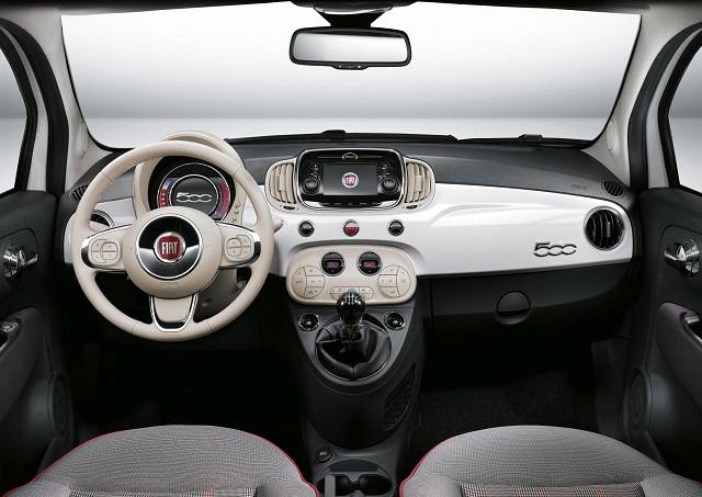 The dashboard and center console of the 2015 Fiat 500