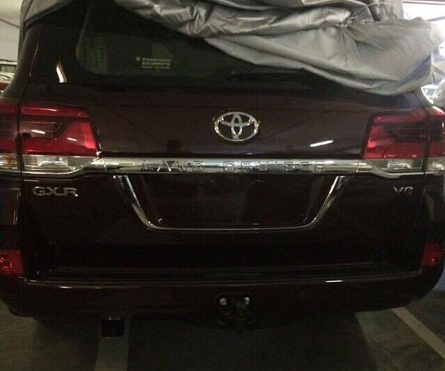 The rear end of the updated LC200