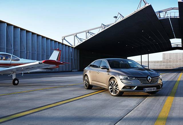 Additional quarter view of the 2016 Renault Talisman