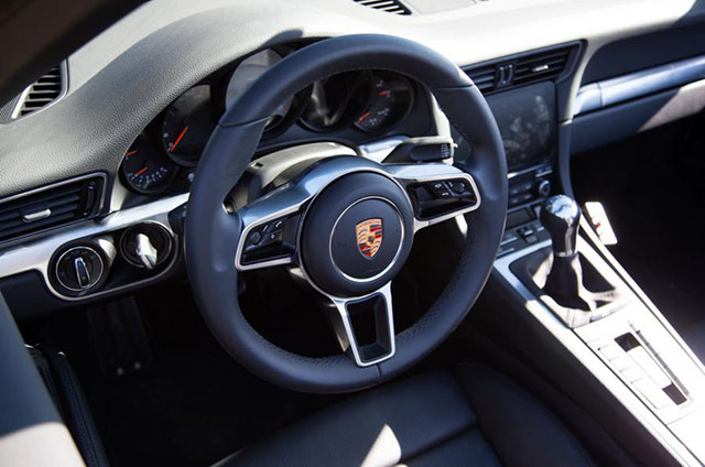 2016 Porsche 911 dashboard