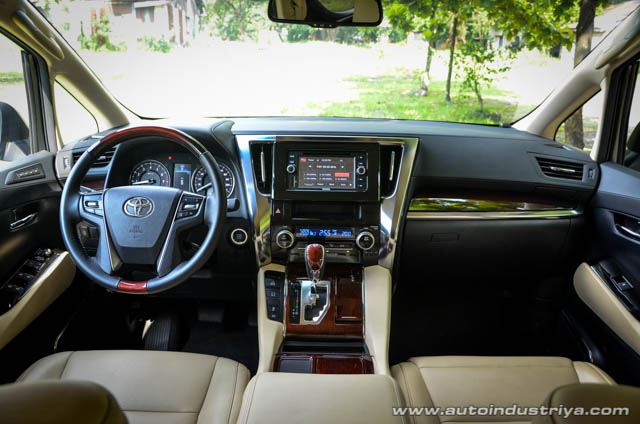 2015 Toyota Alphard V6 dashboard shot