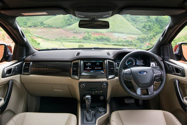 2015 Ford Everest interior