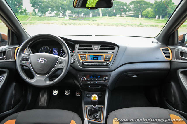 2015 Hyundai i20 Cross Sport dashboard shot