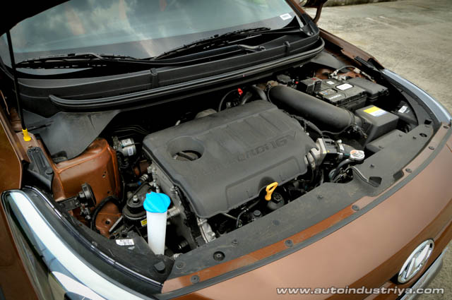 2015 Hyundai i20 Cross Sport engine shot