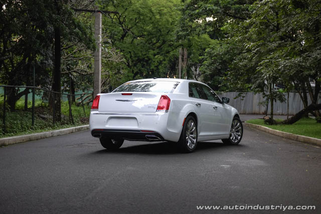 2015 Chrysler 300c rear shot