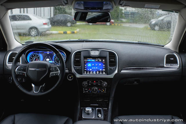 2015 Chrysler 300c dashboard shot