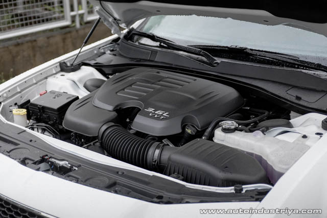 2015 Chrysler 300c engine shot
