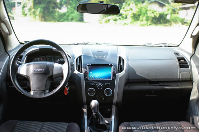 2015 Isuzu Mu-X dashboard shot