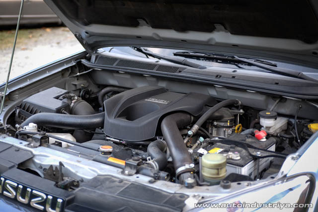 2015 Isuzu Mu-X engine shot