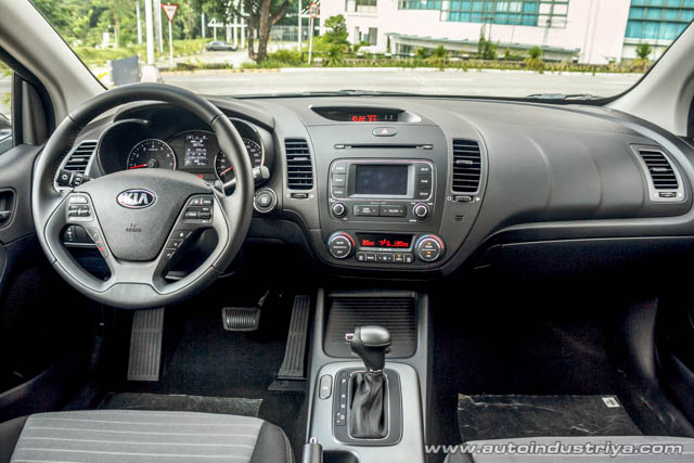 2015 Kia Forte Koup 2.0L AT dashboard shot