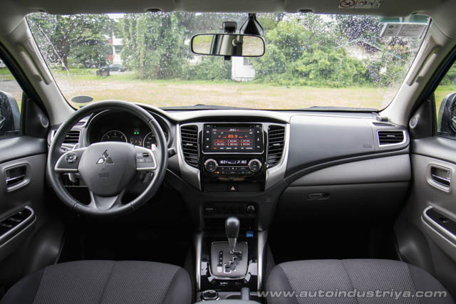 Mitsubishi Strada interior
