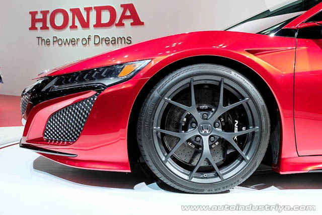 Detailed look on the NSX's wheels, brakes and LED headlights